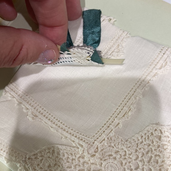 Pure Irish Linen I believe it's a lace handkerchief hand worked made in Ireland - Picture 6 of 10